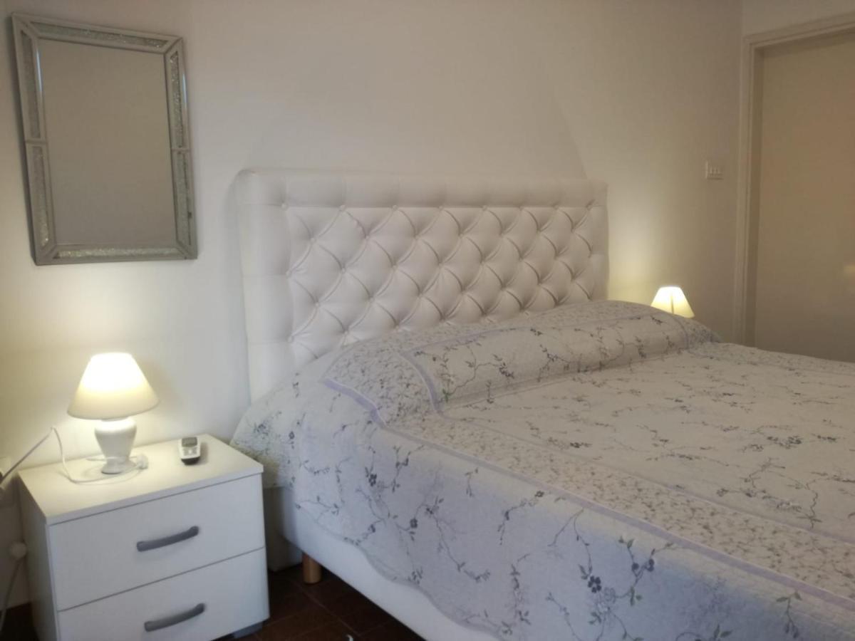 Apartmani Mladina Jelsa  Exterior foto